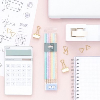 Artigos de escritório sobre fundo rosa: calculadora branca, lápis coloridos, grampos, clips, fita adesiva, caderno, folhas técnicas