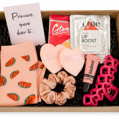 Caixa de presente com produtos de cuidado e acessórios cor-de-rosa