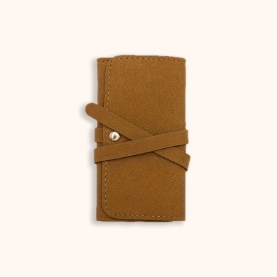 Carteira castanha pequena fechada com tira para fecho