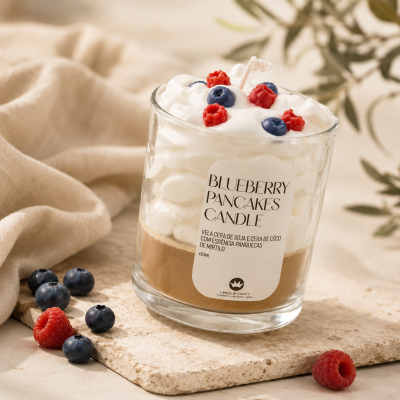 Vela Blueberry Pancakes Candle em copo de vidro com decoração de frutas vermelhas e chantilly falso
