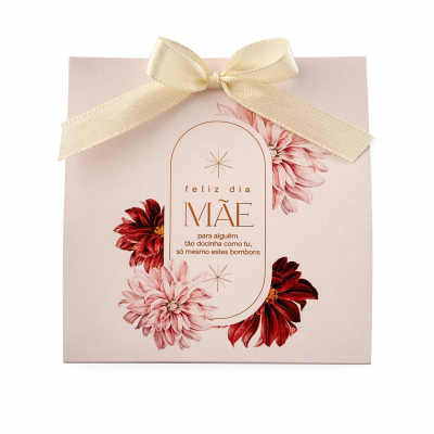 Caixa de bombons decorada para o Dia da Mãe com flores e laço creme