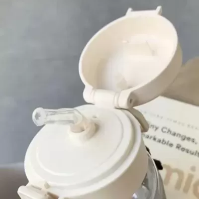 Frasco de plástico branco com tampa aberta e bico transparente