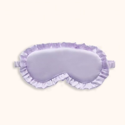 Máscara de dormir lilás de tecido sedoso com bordas franzidas
