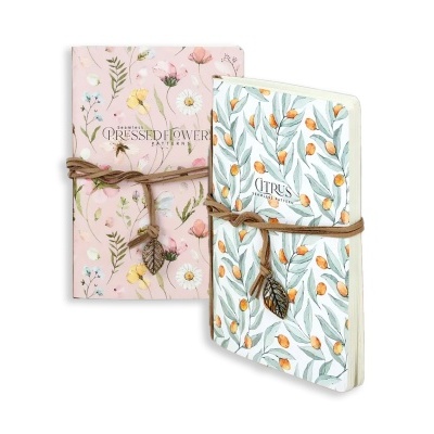 Dois cadernos decorativos com cordão e pendente de folha