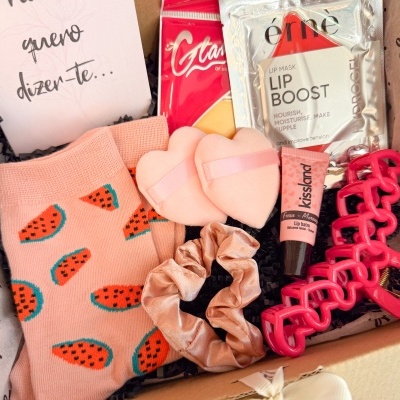 Caixa com meias de melancia, máscara labial éné 'Lip Boost', creme labial Kissland, pente rosa, elástico de cabelo e cartão com texto