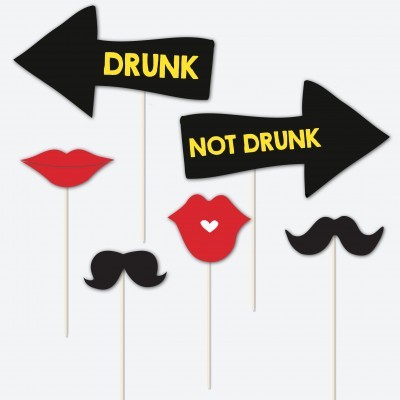 Adereços para festas com setas, bigodes e lábios em palitos