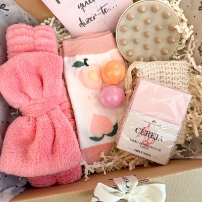 Kit de beleza com acessórios rosa e bege numa caixa decorativa