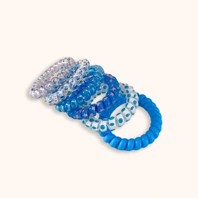 Conjunto de elásticos para cabelo em tons de azul e transparente, com padrões de bolinhas e texturas variadas