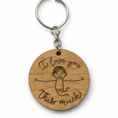 Porta-chaves redondo de madeira com gravação e texto I love you this much, com argola metálica prateada.
