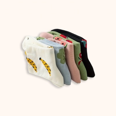 Seis pares de meias coloridas com vários padrões