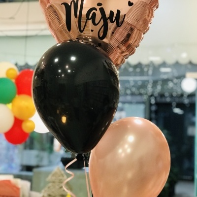 Três balões decorativos - coração metálico com texto Maju, preto e rosa dourado perolado