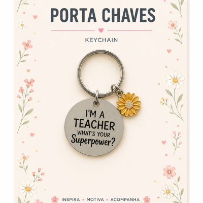 Porta chaves metálico com pendente redondo e flor dourada, em cartão decorativo com flores.