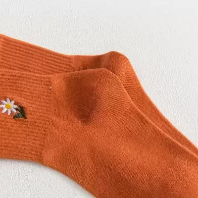 Par de meias laranja com bordado de flor