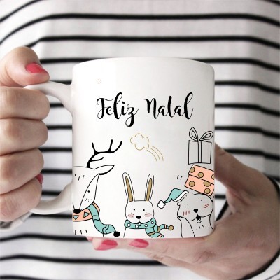 Caneca branca com ilustrações natalícias e texto 'Feliz Natal'