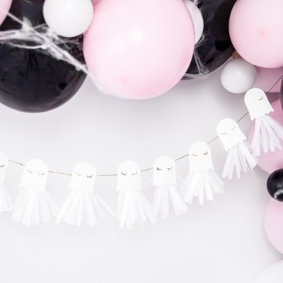 Guirlanda de fantasmas de papel com balões coloridos e teias de aranha