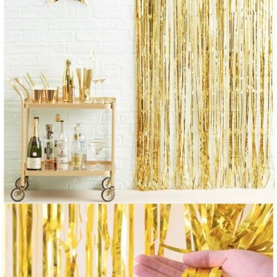 Cortina de franjas douradas decorativa com estrelas douradas e carrinho de bebidas