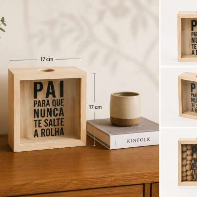 Caixa de madeira quadrada com texto para guardar rolhas e objetos decorativos em mesa