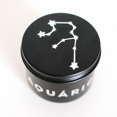 Recipiente preto com constelação e texto AQUÁRIO