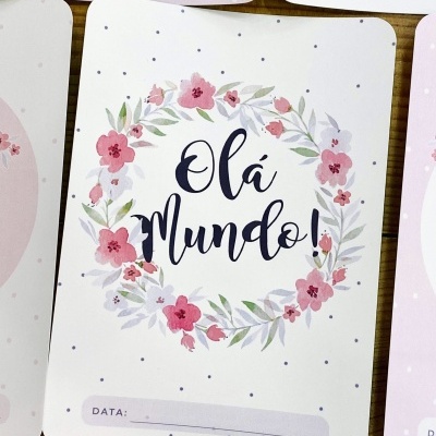 Cartão decorativo com texto Olá Mundo e coroa de flores