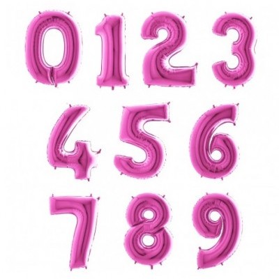 Balões metalizados rosa em forma de números de 0 a 9 sobre fundo branco