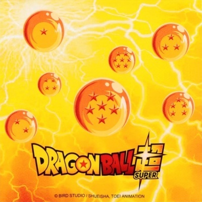 Bolas de Dragão laranjas com estrelas vermelhas em fundo amarelo com texto DRAGON BALL SUPER