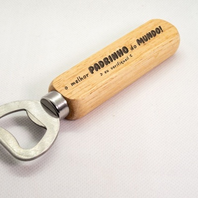 Abridor de garrafas com pega em madeira clara e ponta metálica
