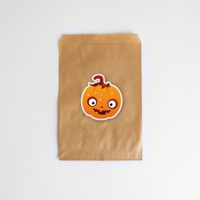 Saco de papel castanho com autocolante de abóbora laranja e branca