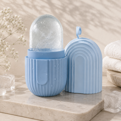 Recipiente azul com cubo de gelo no interior sobre mármore com flores e toalhas brancas