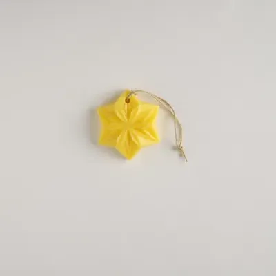 Sabonete em forma de estrela amarelo com cordão