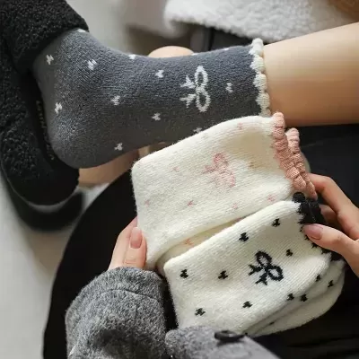 Meias de malha cinza e brancas com padrão e bordas em renda