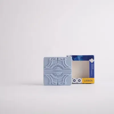 Magneto aromático azul com padrão tipo azulejo e caixa com texto Lisboa