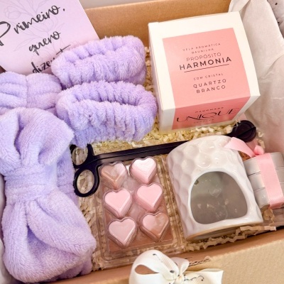 Kit de autocuidado com faixa de cabelo lilás, elásticos, vela, aromatizador, sabonetes em forma de coração e cartão com texto