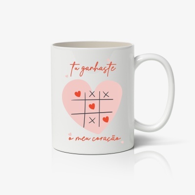 Caneca branca com frase e desenho de jogo da velha em forma de coração