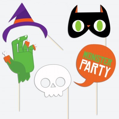 Adereços de Halloween com chapéu, mão, crânio, máscara de gato e placa 'MONSTER PARTY'