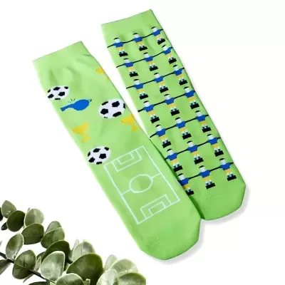 Meias verdes com desenhos de futebol e jogadores desenhados