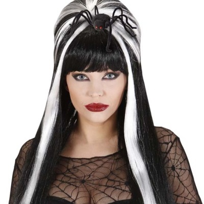 Mulher com peruca preta e branca e aranha decorativa no cabelo, vestido com blusa de rede com padrão de teia