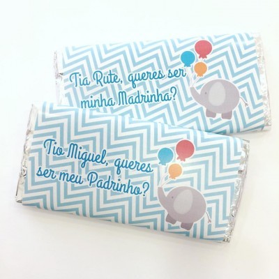 Chocolates embrulhados com padrão azul e branco e texto convite para madrinha e padrinho com elefante e balões
