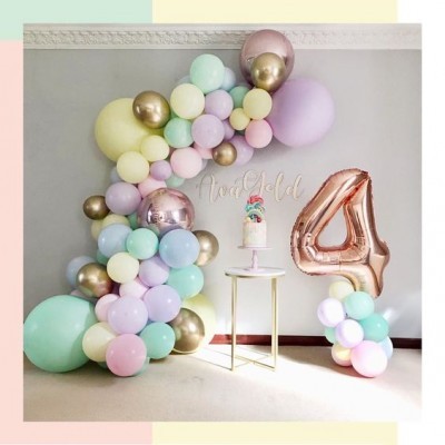Decoração com balões coloridos e balão número 4 cor de rosa