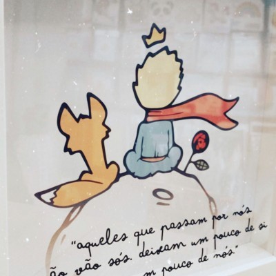 Ilustração do Pequeno Príncipe com a raposa, rosa e citação em português