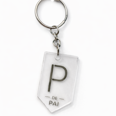Chaveiro com pendente transparente com a inscrição P DE PAI.