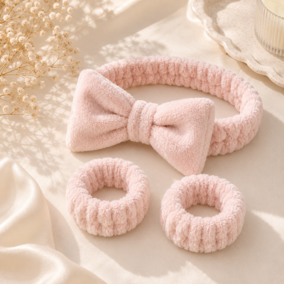 Conjunto rosa de fita para cabelo com laço e dois elásticos felpudos