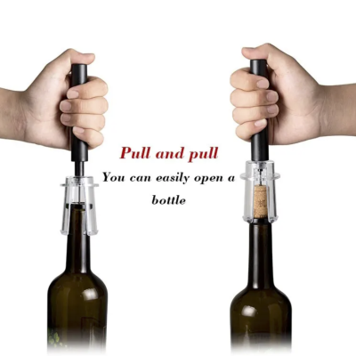 Duas mãos a usar saca-rolhas para abrir garrafas de vidro escuro.