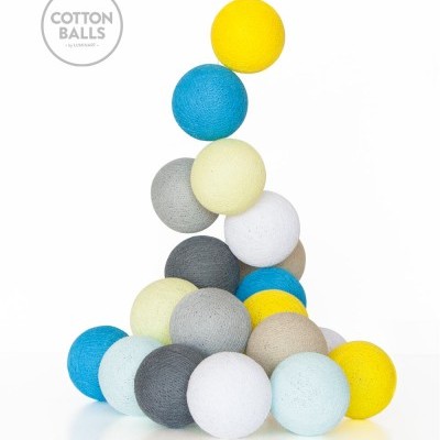 Bolas decorativas de algodão coloridas empilhadas