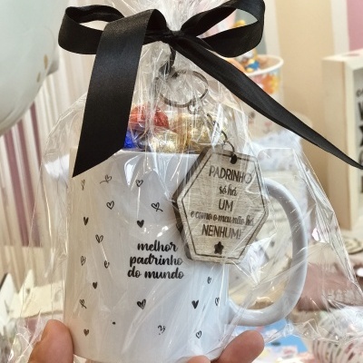 Caneca branca com texto para padrinho embalada com fita preta e etiqueta de madeira