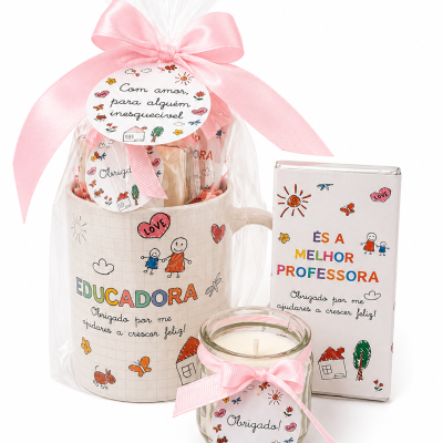 Conjunto para professora com caneca, vela e chocolate, embalados com laço rosa e etiquetas coloridas
