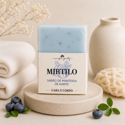 Sabonete azul claro embalado com texto MIRTELO e itens de banho em fundo bege