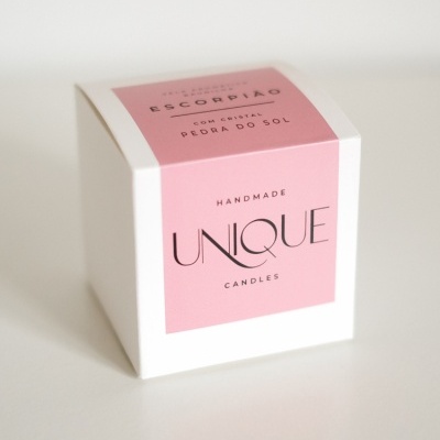Caixa branca de vela artesanal UNIQUE CANDLES com etiqueta rosa