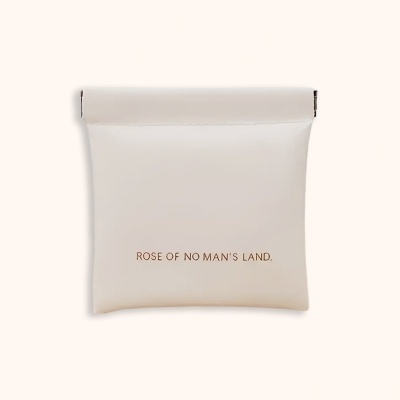 Bolsa branca com texto 'ROSE OF NO MAN'S LAND'