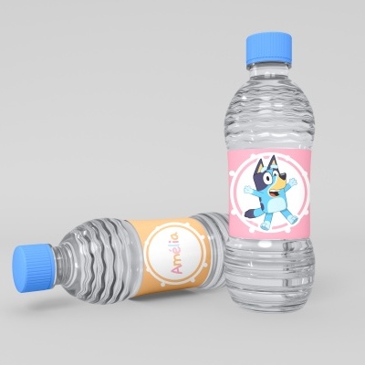 Duas garrafas de água transparentes com tampas azuis e etiquetas coloridas, uma rosa com personagem animada e outra laranja com o nome Amelia