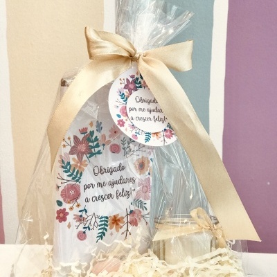 Conjunto presente com vela decorada e frasco, embalado em papel transparente com laço